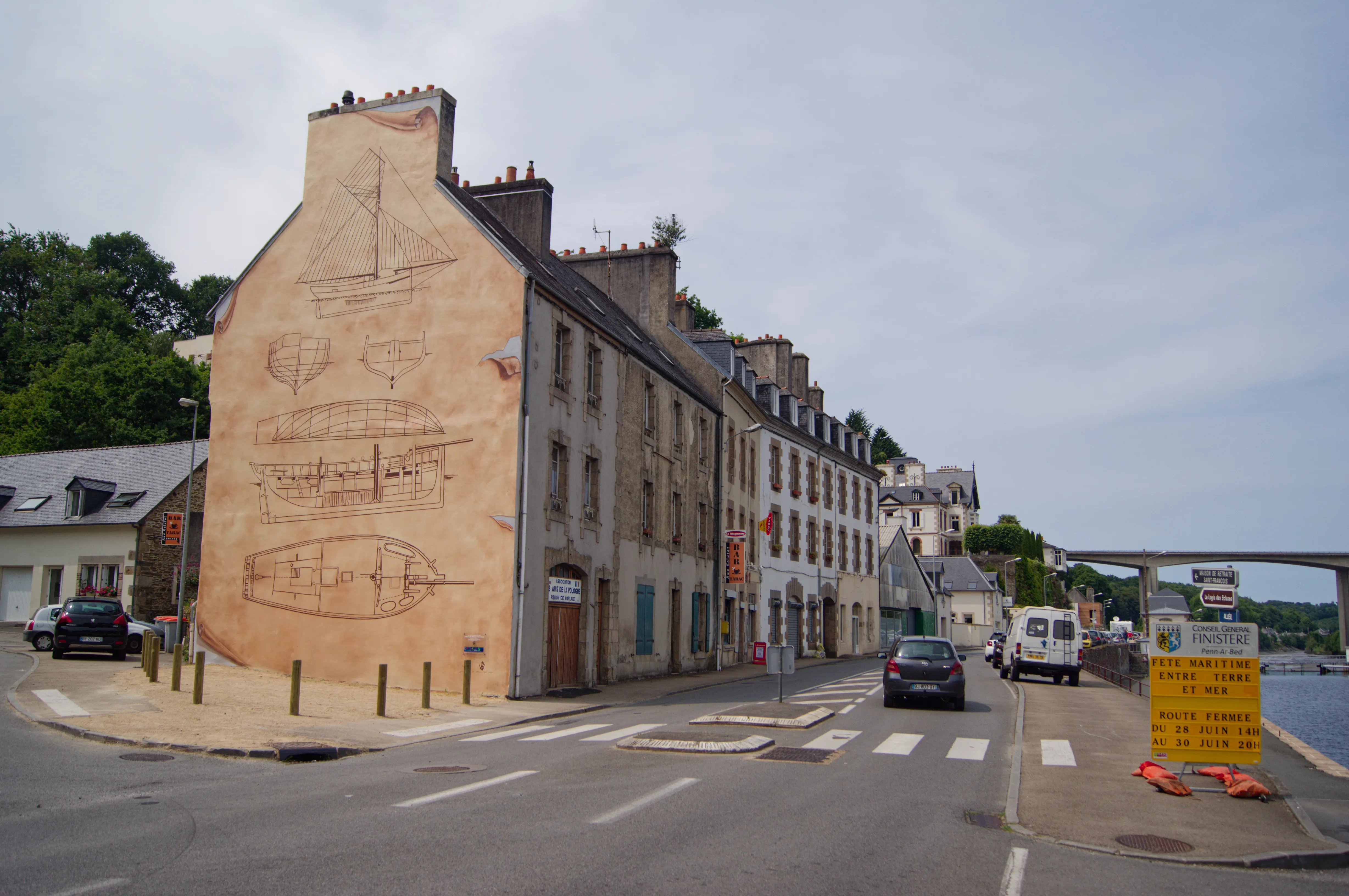 Vue depuis la rue du pignon: plans d'architecture de bateau, quai de Morlaix